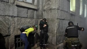 Emotivnija strana protesta! Zaljubljeni par spas od suzavca pronašao u zagrljaju FOTO