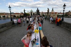 Česi se od korone oprostili uz žurku – FOTO