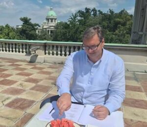 Sve je lakše uz sremsku lubenicu: Predsjednik Srbije kancelariju zamijenio terasom FOTO