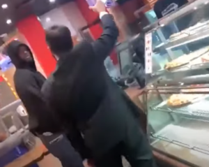 Kakva drama! Kupac napravio haos u piceriji jer drugi muškarac nije imao masku VIDEO