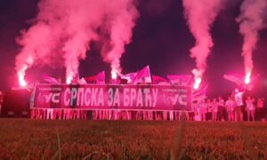 “Jedan smo narod, jači smo”: Ujedinjena Srpska bakljadom poslala podršku narodu u Crnoj Gori