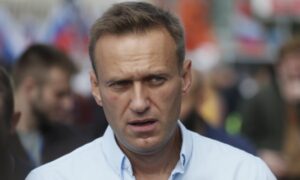 Oglasio se Navaljni: Hodam, ali mi noge drhte FOTO