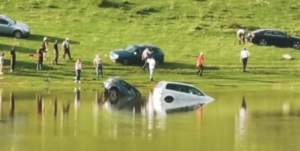 Skoro pa nestvaran prizor: Pogledajte kako je naočigled ljudi jezero progutalo automobile VIDEO