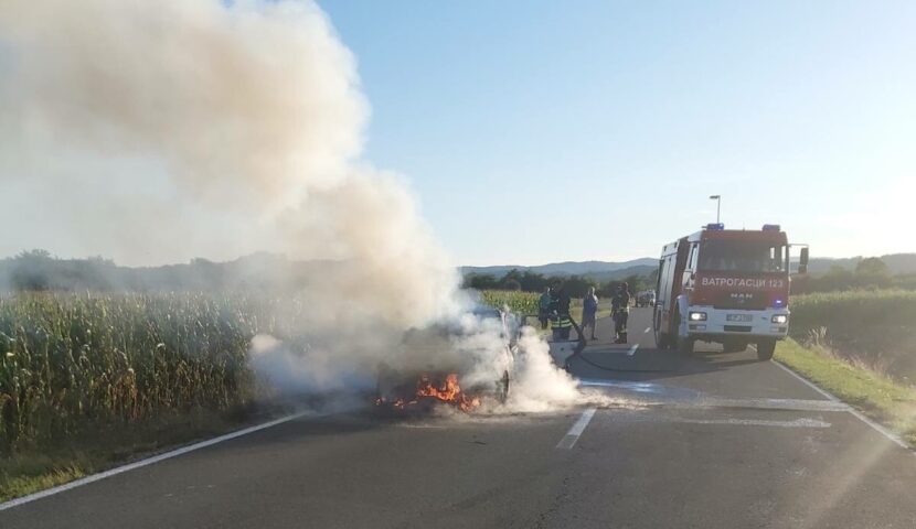 Vatrograsci intervenisali: Zapalio se auto na izlazu sa autoputa kod Aleksandrovca