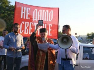 “Ne damo svetinje”: Auto-litija krenula iz Beograda ka granici sa Crnom Gorom FOTO