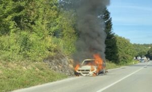 Smanjite gas! Automobil u plamenu na putu Banjaluka – Prijedor VIDEO