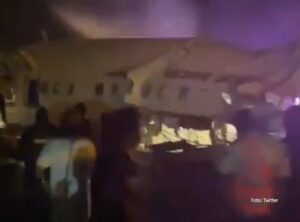 Crni bilans nesreće: Ukupno 14 mrtvih i 120 povrijeđenih u prepolovljenom avionu VIDEO