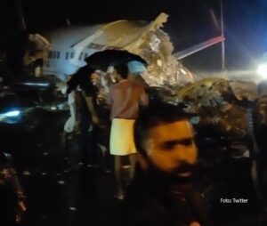 Teška nesreća: Avion promašio pistu i prepolovio se, stradao pilot, dok je 60 ljudi nestalo VIDEO