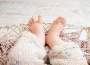 Mrvica se bori za život! Porodilja (28) bacila novorođenče u poljski toalet