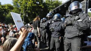 “Mi smo drugi talas”: Na protestu zbog mjera protiv širenja korone povrijeđeno najmanje 45 policajaca