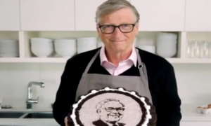 Milijarder u kuhinji: Bil Gejts napravio Oreo tortu prijatelju za 90. rođendan VIDEO
