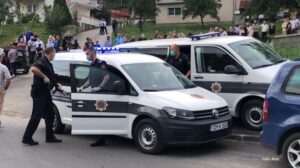 Policija okupirala groblje: Vođa vehabija u BiH iz zatvora doveden na bratovu sahranu VIDEO