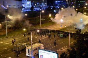 Policija u Minsku pucala na ljude koji su sa balkona davali podršku demonstrantima