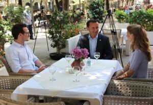 Kafa pod platanima sa gradonačelnikom: Princ Filip sa porodicom se opušta u Trebinju
