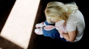 Užas: Majka i dadilja optužene za višemjesečno zlostavljanje djeteta