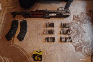 Naoružani “do zuba”: Kod supružnika pronađena automatska puška, municija, 42 laptopa