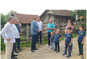 “Ovo nam mnogo znači”: Dodik uručio pomoć višečlanoj porodici Kekić FOTO