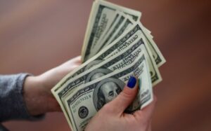 “To je trebalo davno da se desi”: Kripto skeptik uvjerava da je dolar osuđen na propast