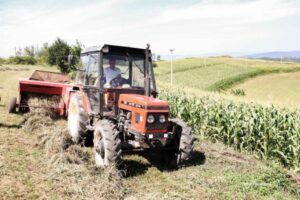 Vožnja traktora, kupljenje sijena: Draško Stanivuković pohvalio se radom na selu FOTO