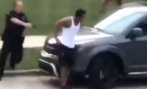 “Ima ‘osam rupa’ u tijelu”: Ispovijest oca mladića na koga je pucala policija s leđa VIDEO