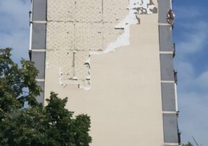 Opasnost za prolaznike: Otpala fasada sa višespratnice u Banjaluci i to nije prvi put FOTO