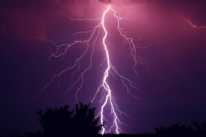 Snažno nevrijeme sručilo se na komšije: Grom oborio dimnjak, vozači zarobljeni u bujicama FOTO