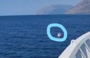 “Srce milo…”: Turisti pronašli dijete (3) na gumenom čamcu, plutalo otvorenim morem VIDEO