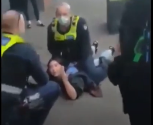“Gušiš me”: Internet razbjesnio video snimak brutalnog hapšenja žene zbog maske