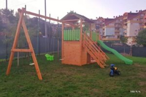 Svaka čast: Složni Banjalučani zelenu površinu pretvorili u igralište za djecu (FOTO)