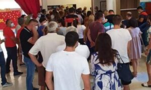 Izlaznost u Crnoj Gori obara rekorde: Birališta i dalje prepuna poruka “Pada Milo!”