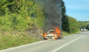 Požar gasili vatrogasci: Zapalio se automobil na putu VIDEO