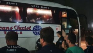 Policija i građani zaustavljaju i pregledaju autobuse kod Velike Kladuše VIDEO