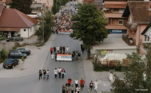 Učestvovali u litiji: Humanitarci iz Banjaluke i Beograda privedeni u Beranama VIDEO