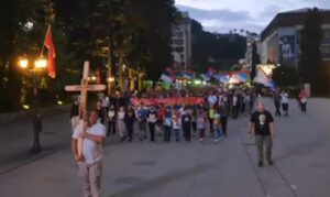 Rijeka vjernika brani svetinje u Crnoj Gori VIDEO