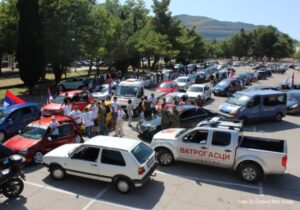 Trebinjci ne daju svetinje: Više stotina vozila krenulo u auto-litiju ka Klobuku