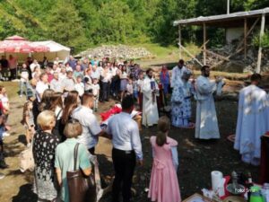 Uskoro počinje obnova: Mitropolit Hrizostom služio liturgiju na ruševinama manastira Udrim FOTO