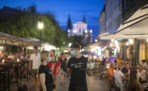 Zaraženi uglavnom mladi: U Sloveniji 29 novih slučajeva