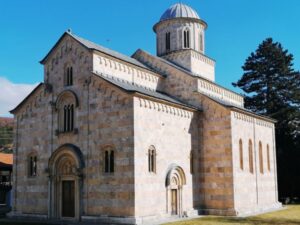 Rješenje i za srpske manastire: Francuski evroposlanik predložila rezoluciju o položaju Srba na Kosmetu