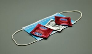 Šta ljudi kupuju? Porasla prodaja kondoma u zemljama koje popuštaju korona mjere