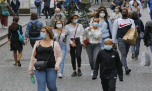 Policija “štanca” kazne: Ljudi izašli na ulice kako bi pokazali revolt zbog obaveznog nošenja maski