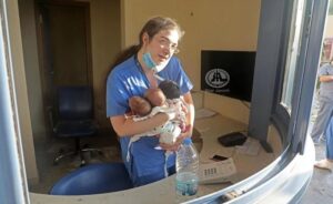 Dirljiva fotografija iz Bejruta: Medicinska sestra zove pomoć dok u rukama drži tri bebe