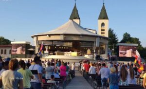 Uprkos koroni hiljade ljudi iz EU na festivalu u Međugorju
