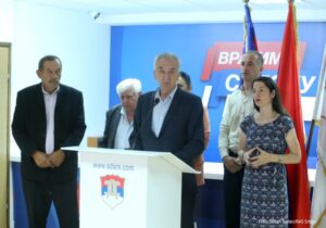 “Ja nisam u SDS, ja sam član SNSD”: Šarović o izboru kandidata za gradonačelnike Bijeljine i Doboja