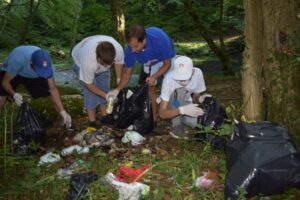 “Gomile smeća ostavljaju veoma ružan utisak”: Mladi SDS Banjaluka očistili izletište Slapovi na Krupi
