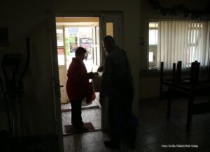 Korona “nametnula” pauzu: Dnevni centri za starija lica i beskućnike ponovo otvaraju vrata