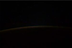 Nepoznati objekti izlaze iz mraka: Misteriozni snimak kosmonauta navodi na razmišljanje