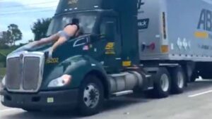 Scena kao iz akcionog filma: Skočio na haubu kamiona u pokretu i nasrnuo na vozača VIDEO