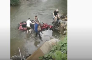 Očevici nesreće pritekli u pomoć: Automobil sletio u rijeku, saobraćaj obustavljen VIDEO