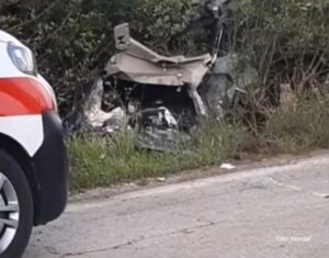Strašan prizor: Auto u kojem su stradali roditelji i beba smrskan nakon što je podletio pod kamion VIDEO