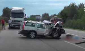 Smrskani automobili, staklo i krv nasred puta: Stravične scene sa mjesta teške nesreće